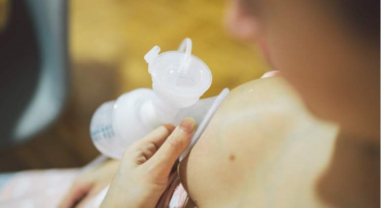 Gana 15.000 euros vendiendo la leche de sus pechos a culturistas