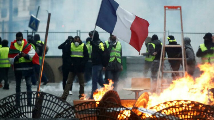 Arde Francia mientras aquí seguimos tan contentos