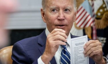 Cazan a Biden con una “chuleta”