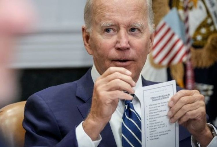 Cazan a Biden con una “chuleta”