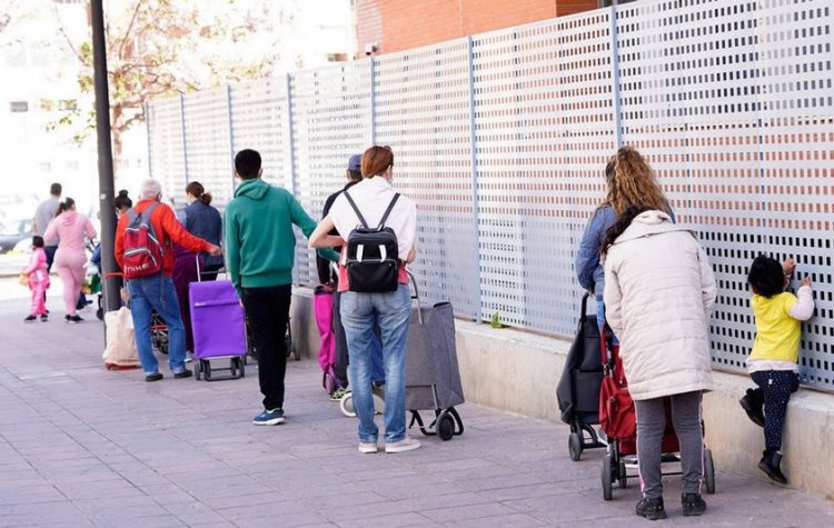 Colas de hambre en España