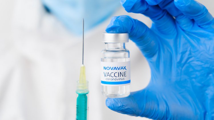 Intentan posicionar la vacuna COVID "Novavax" como medicina HERBAL