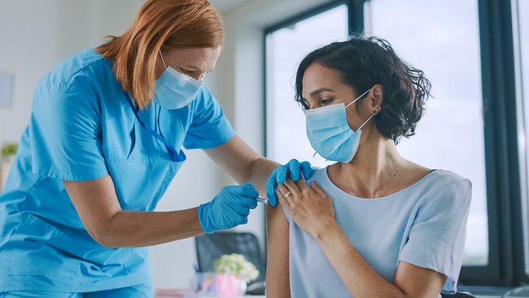 Las vacunas contra el COVID-19 afectan los ciclos menstruales de las mujeres