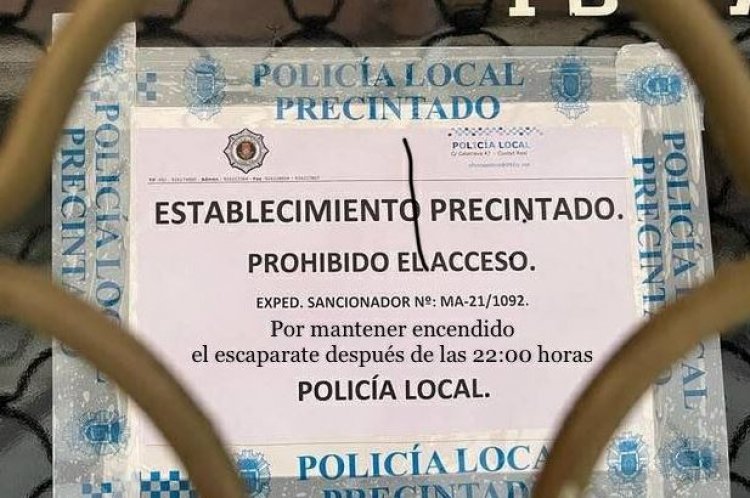Agentes de policía se convierten, nuevamente, en sicarios de un gobierno dictatorial a propósito de las luces de los escaparates