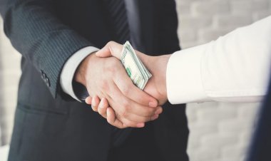 Ursula von der Leyen de la UE debe renunciar INMEDIATAMENTE por estafa de "vacuna" covid, dice eurodiputado rumano