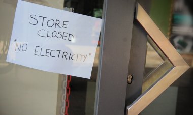 Abastecerse de agua embotellada y alimentos enlatados antes de que llegue el invierno oscuro