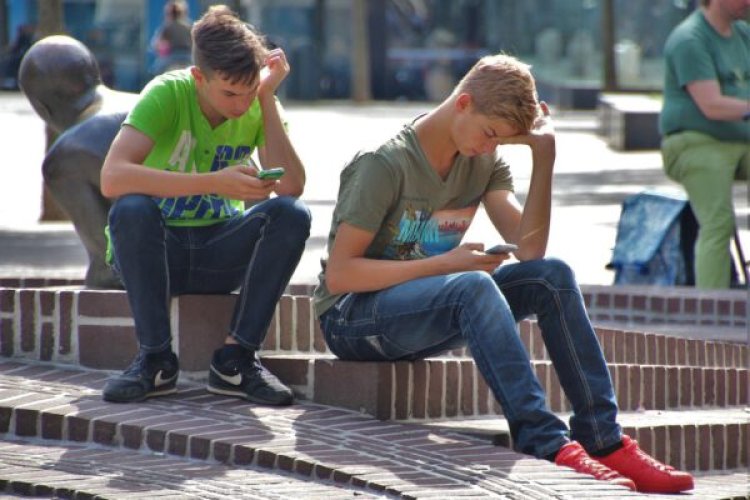 Prohíben el uso de teléfonos móviles en las escuelas de Italia