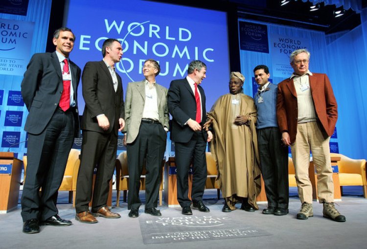 Davos: Gates, Schwab y las élites globales enfrentan crecientes críticas a su agenda de "dominar el futuro
