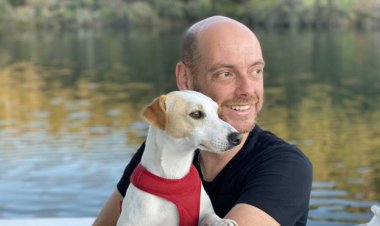 Ver viajar a un perro en un tren