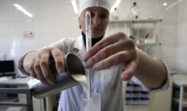 ¡Los científicos inyectan ARNm en la leche de vaca para obligar a los no vacunados a tragar el veneno global!