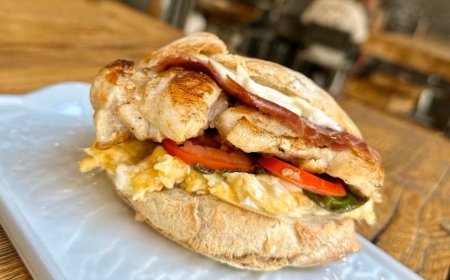 Serranito, el bocadillo sevillano que resiste generaciones