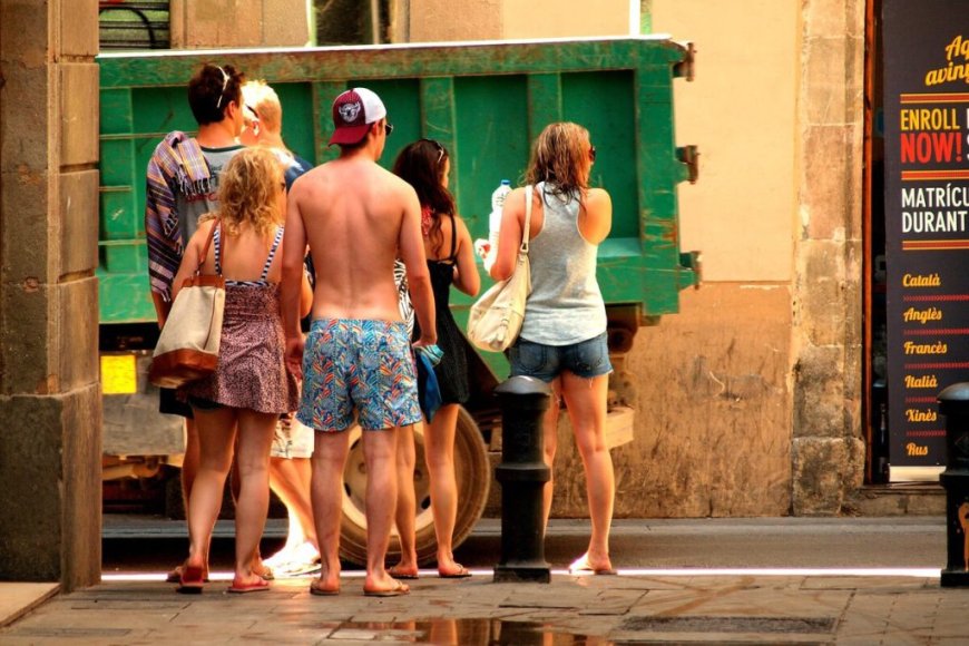 España clama contra el turismo basura de garrafa