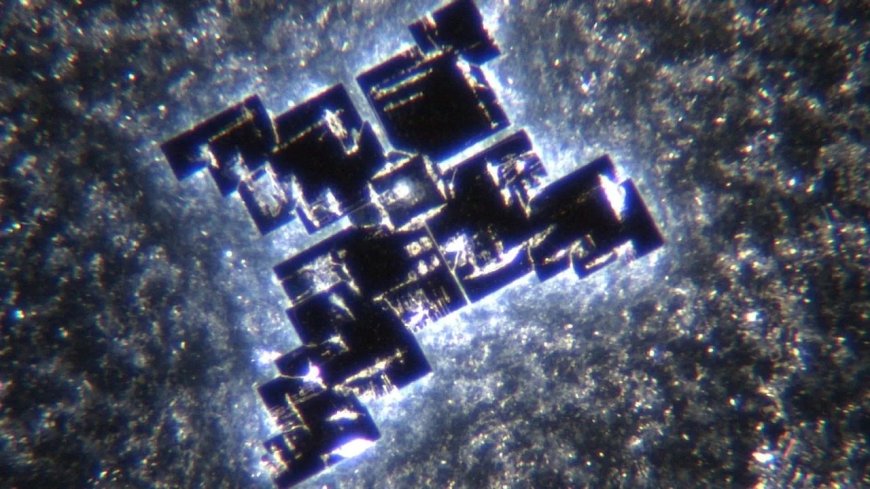 Las nanopartículas de ARNm de Covid-19 EMITEN SEÑALES DE LUZ que comunican direcciones MAC utilizadas para el autoensamblaje