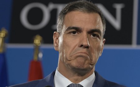 Se aferra al cargo a costa de la democracia en España