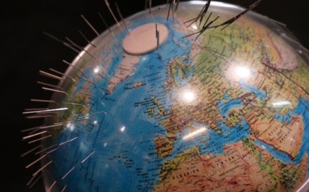 Como se crean los campos magnéticos y gravitacionales de la Tierra