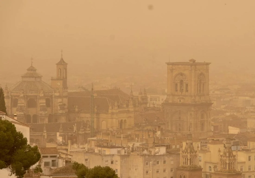 Ya empezamos otra vez ...La calima invadirá Andalucía: habrá «lluvias de sangre» en estas zonas