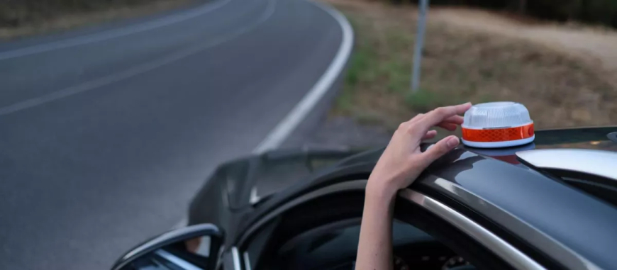 El problema inesperado que están teniendo miles de conductores con su luz V16