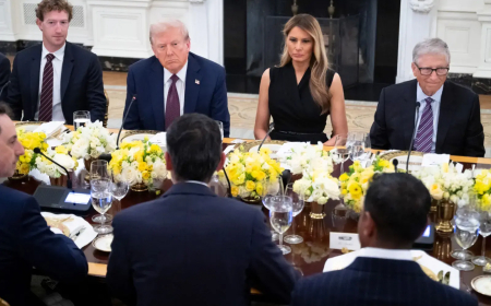 Trump tiene a Gates a sus espaldas.