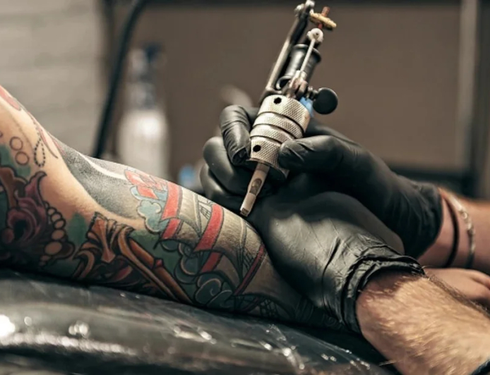 Las tintas de tatuajes contienen metales pesados toxicos