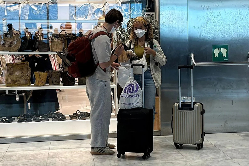 Las mascarillas regresan a los aeropuertos