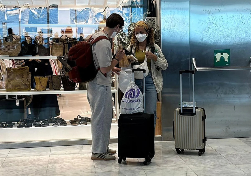 Las mascarillas regresan a los aeropuertos