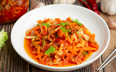 Bacteriile din Kimchi eliminan los nanoplasticos del cuerpo