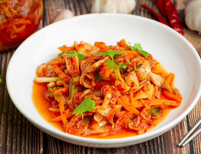 Bacteriile din Kimchi eliminan los nanoplasticos del cuerpo