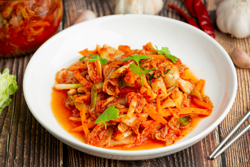 Bacteriile din Kimchi eliminan los nanoplasticos del cuerpo